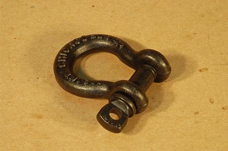 5/8 inch Forged Steel Shackle, Black Oxide finish.  3/4 inch pin diameter, 1.1 inch inside width, WLL 6500 lbs.